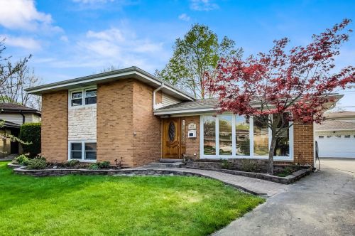 223 Bradley Ct, Des Plaines, IL 60016-2706