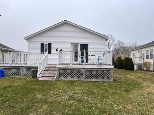 15 Blackbird St, Tiverton, RI 02878-2398