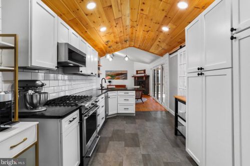 1034 Toms Knob Approach, Lost City, WV 26810-8460