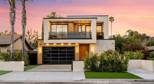 15721 Morrison St, Van Nuys, CA 91436-1543