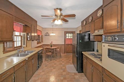 497 Breezy Dr, Marietta, GA 30064-2509