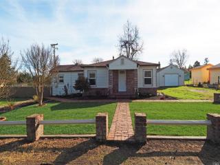 325 Hutchins Ave, Sebastopol, CA 95472-4568
