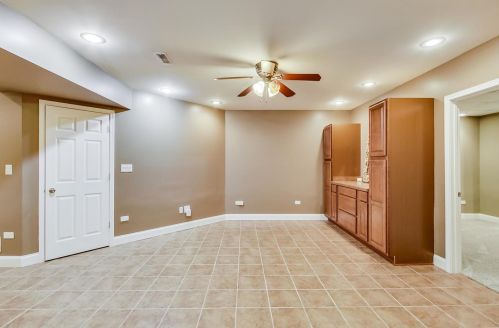 8901 Maple Ave, Willowbrook IL 60527-6469 exterior