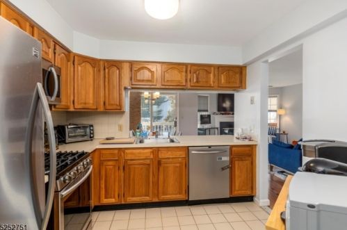 20 Amethyst Ln, Paterson, NJ 07501-3366