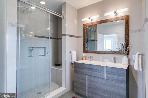 720 4 St, Philadelphia PA 19147-3127 exterior