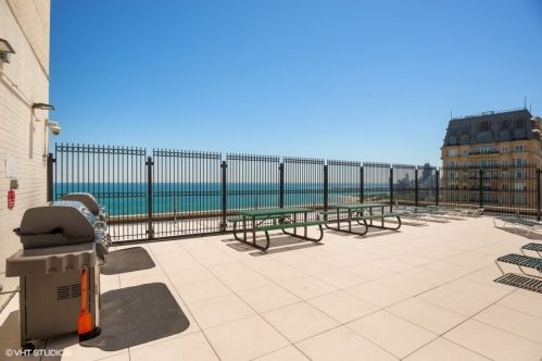2626 Lakeview Ave, Chicago IL  60614-1809 exterior