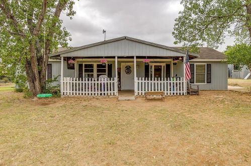 685 Barry St, Azle, TX 76020-6307