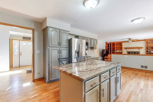 8143 Oak Ln, Niles IL  60714-2720 exterior