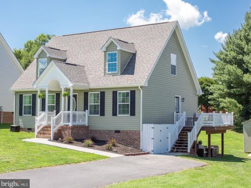 32 Pine St, Elkton, VA 22827-1653