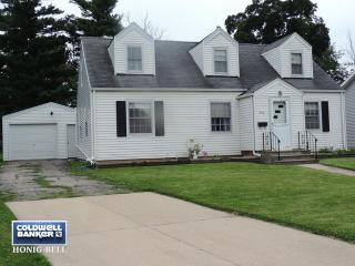 402 Sycamore St, Sycamore, IL 60178-1526