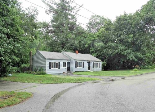 2 Patricia St, Somersworth, NH 03878-2115