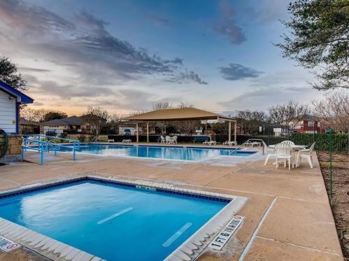 127 Colt Loop, Uhland TX  78640-4333 exterior