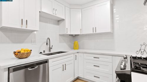 1555 Thrush Ave, San Leandro CA  94578-2045 exterior