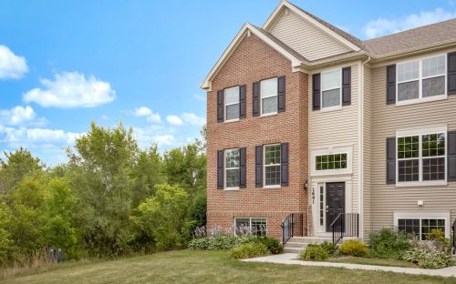1641 Deer Pointe Dr, South Elgin, IL 60177-1307