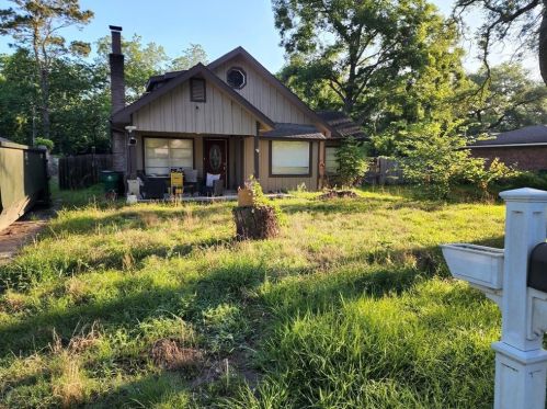 615 Live Oak St, Angleton, TX 77515-4263
