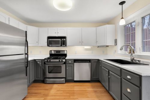 44 Station Dr, Dover, NH 03820-2981