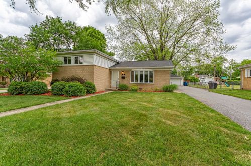 323 Beverly Ln, Mount Prospect, IL 60056-2807