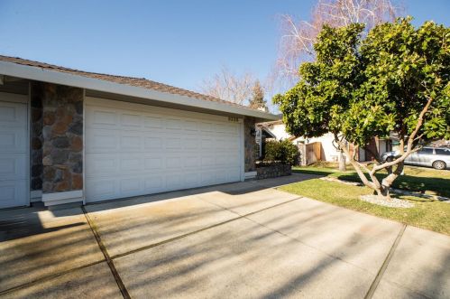 9328 Whittemore Dr, Elk Grove, CA 95624-3521