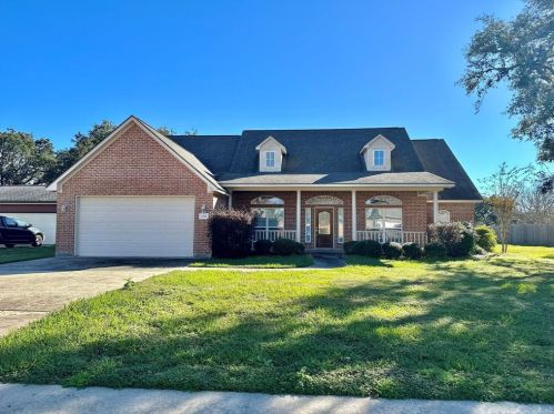 1111 Spreading Oaks Dr, Angleton, TX 77515-8831