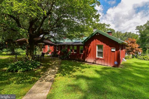 740 County Line Rd, Gap, PA