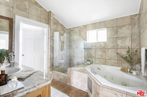 2832 Mayfield Ave, Glendale CA 91214-3816 exterior