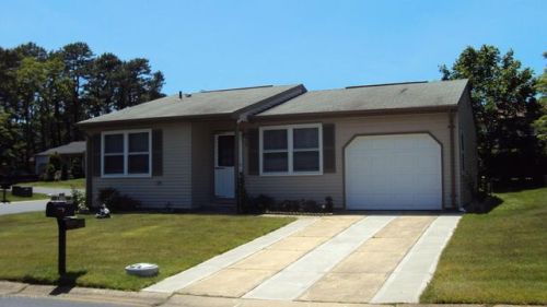 1 Caribou Dr, Lakehurst, NJ 08759-2304