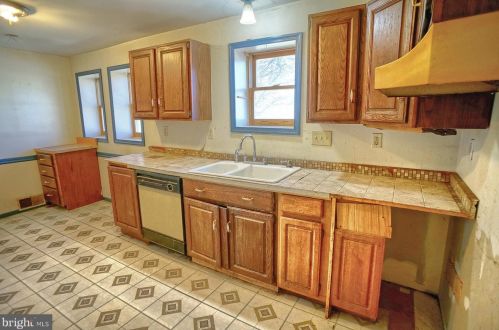1052 Mountain Rd, Harrisburg, PA 17112-1750