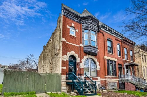 3317 Giles Ave, Chicago, IL 60616-3910