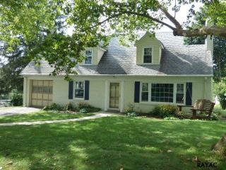 749 Grandview Rd, York, PA 17403-4131
