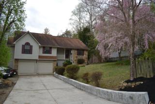 736 Hilltop Dr, Jacksboro, TN 37757-2033