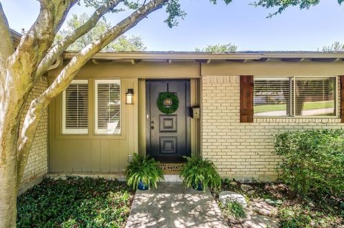 6828 Middle Rd, Fort Worth, TX 76116-8023