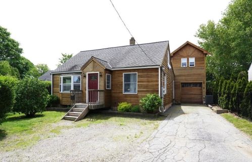 10 Beacon Ter, Middletown, RI 02842-4808