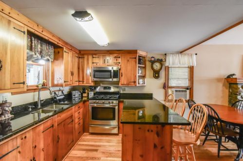 34 Shore Rd, Sandown, NH 03873-2434