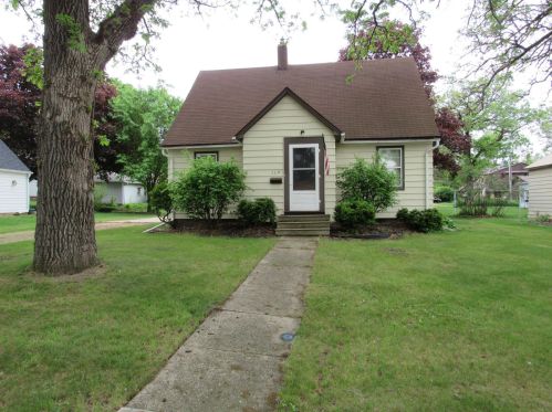 119 1st St, Blue Earth, MN 56013-1803