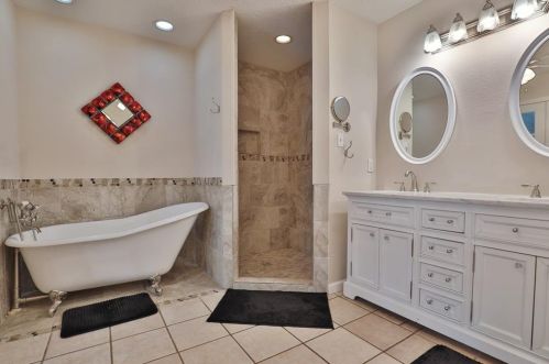 638 Wagon Wheel Trl, Angleton TX 77515-2733 exterior