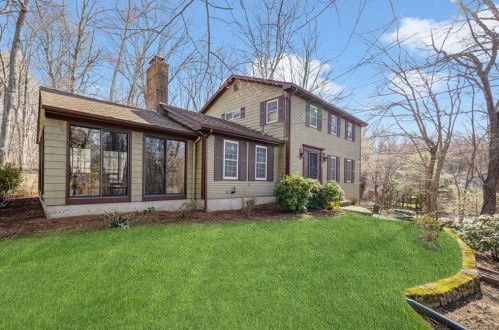 8 Woodvale Dr, Providence, RI 02919-1226