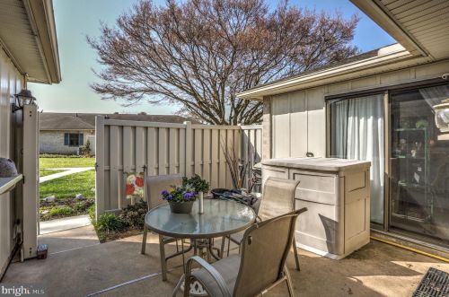 48 Valleybrook Dr, Lancaster PA  17601-4618 exterior