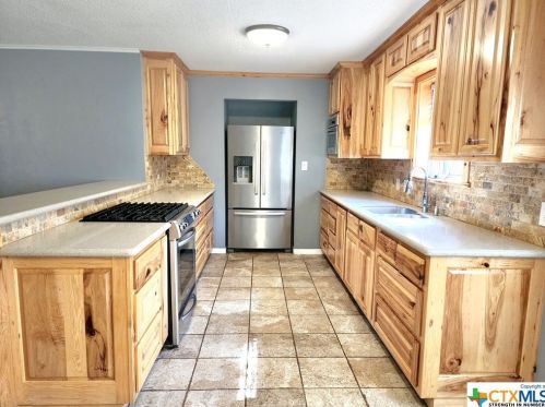 216 Guinevere St, Victoria, TX 77904-1833