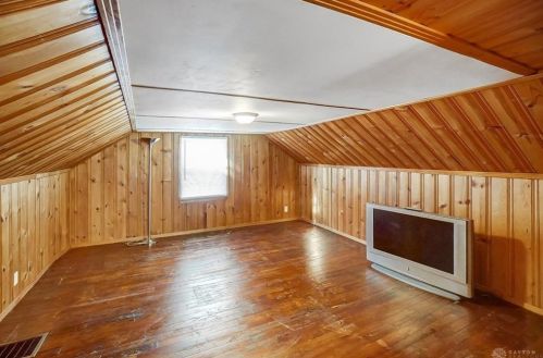 221 Parkwood Ave, Springfield OH  45506-2702 exterior