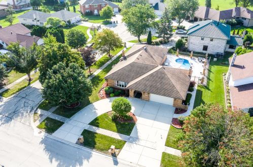 331 Ridgemoor Dr, Willowbrook IL  60527-5419 exterior