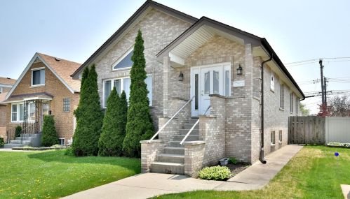 6849 Montrose Ave, Chicago, IL 60706-1307