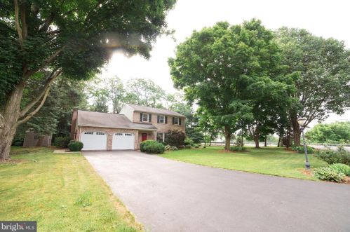 102 Suncrest Rd, Lancaster PA  17601-4834 exterior