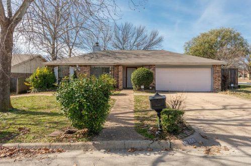 100 Grand Meadow Dr, Fort Worth, TX 76108-3719