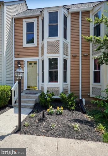 2065 Whisperwood Glen Ln, Herndon, VA 20191-4141
