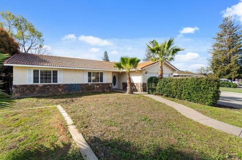 8716 Lodestone Cir, Elk Grove CA  95624-2520 exterior
