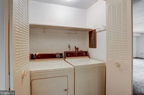 216 Valleybrook Dr, Lancaster PA  17601-4623 exterior