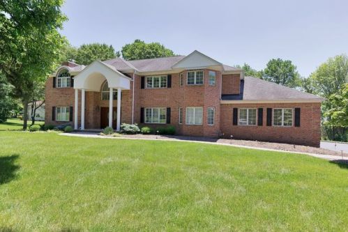 20 Blue Cliff Dr, Lebanon, NJ 08833-3246