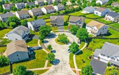 439 Westport Dr, Pingree Grove IL  60140-9172 exterior