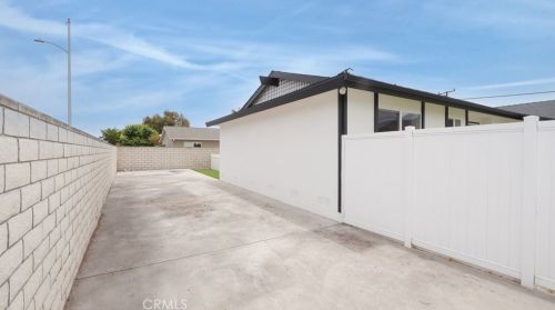 6562 Meath Cir, Huntington Beach CA  92647-3131 exterior