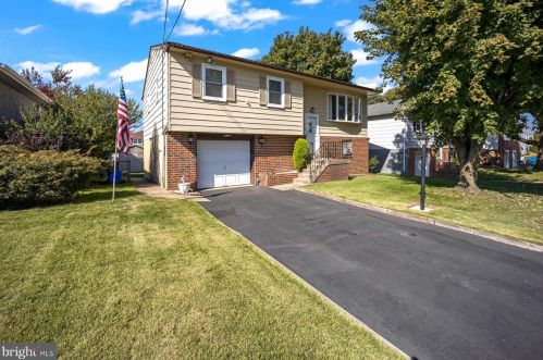9338 Marsden St, Philadelphia, PA 19114-3940
